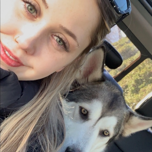 Meet your Posher, Courtney - Picture 1 of 1